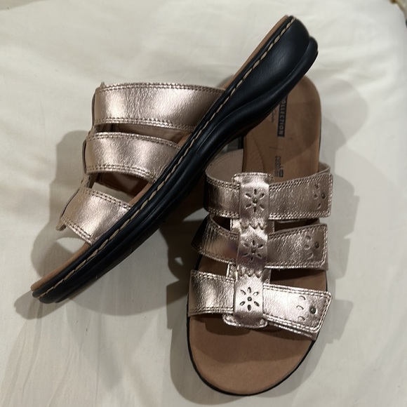 Clarks sandals -  size 10w in metallic rose. - Picture 2 of 3